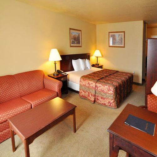 Econo Lodge Inn & Suites Greenbrier Room photo